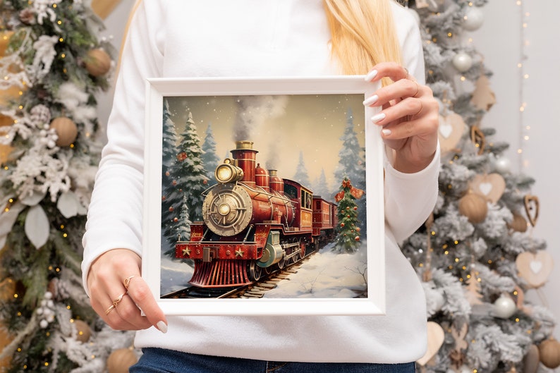K&ouml;nnte beinhalten: Eine gerahmte Illustration eines roten, alten Dampfloks, die durch einen schneebedeckten Wald f&auml;hrt. Die Lokomotive hat goldene Akzente und ist mit Sternen verziert. Die Illustration ist vor dem Hintergrund eines schneebedeckten Waldes mit Kiefern.