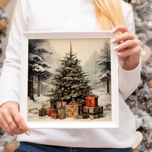 K&ouml;nnte beinhalten: Eine gerahmte Vintage-Weihnachtskarte mit einem gr&uuml;nen Weihnachtsbaum, der mit roten und goldenen Kugeln geschm&uuml;ckt ist, umgeben von verpackten Geschenken in einer verschneiten Waldlandschaft.