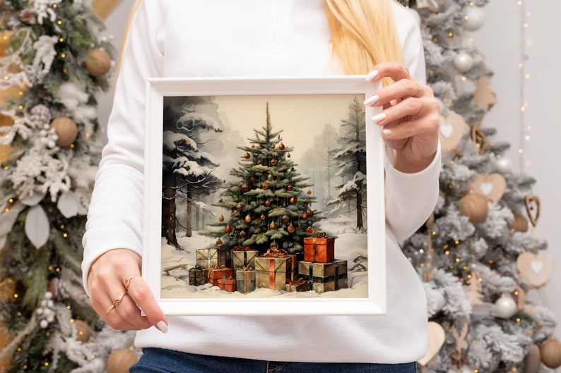 K&ouml;nnte beinhalten: Eine gerahmte Vintage-Weihnachtskarte mit einem gr&uuml;nen Weihnachtsbaum, der mit roten und goldenen Kugeln geschm&uuml;ckt ist, umgeben von verpackten Geschenken in einer verschneiten Waldlandschaft.