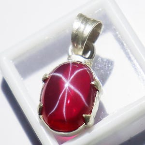 Hisnande blodröd stjärnrubinhänge 21+ karat naturlig ädelsten | Smycken i 925 sterlingsilver med certifiering | Ändamålspresent till par