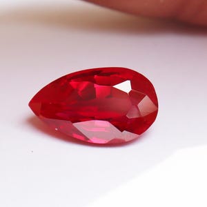 AAA+ 5,20 ct naturlig mozambikisk blodröd rubin med certifierad ädelsten. Användning vid ring, smyckestillverkningsverktyg. Lös päronslipad rubin. Lös ädelsten.