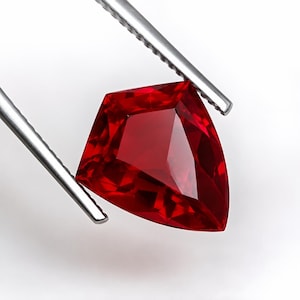 Rubí natural rojo sangre de Mozambique con talla de escudo y gema certificada. Anillo, herramientas para la fabricación de joyas, rubí suelto de 10,30 quilates.