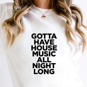 K&ouml;nnte beinhalten: Wei&szlig;es T-Shirt mit schwarzem Text, der "Gotta Have House Music All Night Long" lautet.