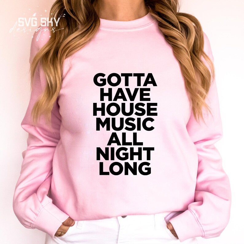 K&ouml;nnte beinhalten: Ein rosa Sweatshirt mit dem Text "GOTTA HAVE HOUSE MUSIC ALL NIGHT LONG" in Schwarz gedruckt.