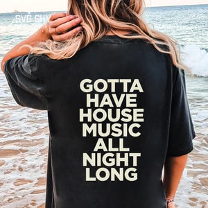 K&ouml;nnte beinhalten: Ein schwarzes T-Shirt mit dem Text "GOTTA HAVE HOUSE MUSIC ALL NIGHT LONG" in wei&szlig; auf dem R&uuml;cken.