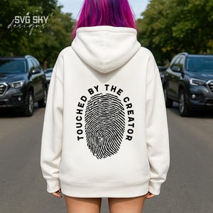 Touché par le créateur SVG PNG, Svg chrétien, religieux, Svg de verset de la Bible, Jésus chemise Svg, foi Svg, touché par Dieu Svg, Dieu chemise Svg