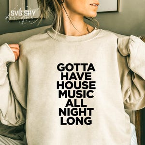 K&ouml;nnte beinhalten: Ein beiger Pullover mit dem Aufdruck "Gotta Have House Music All Night Long" in Schwarz.