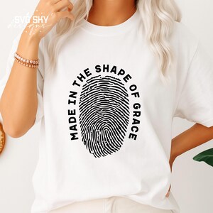 Fait sous la forme de la grâce SVG PNG, Svg chrétien, religieux, Svg de verset de la Bible, Jésus chemise Svg, foi Svg, touché par Dieu Svg, Dieu Svg