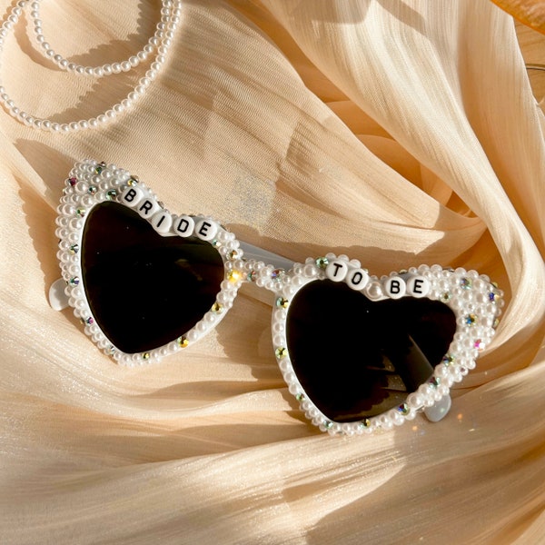 Lunettes de soleil personnalisées mariée coeur strass, future mariée lunettes de soleil, mariée lunettes de soleil perle, accessoires de mariage strass, douche nuptiale