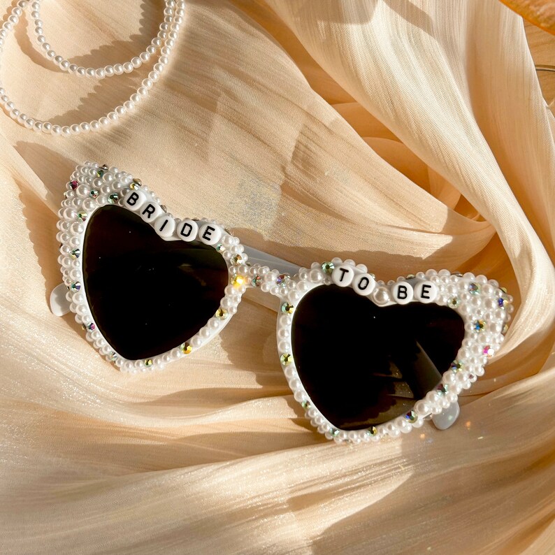 Lunettes de soleil personnalisées mariée coeur strass, future mariée lunettes de soleil, mariée lunettes de soleil perle, accessoires de mariage strass, douche nuptiale image 1