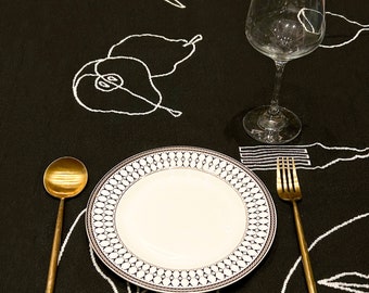 Nappe italienne méditerranéenne brodée à la main, chemin de table double face en lin noir et beige avec 4 assiettes, fourchette, baguette, verres à vin