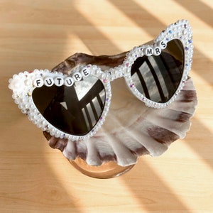 Lunettes de soleil personnalisées mariée coeur strass, future mariée lunettes de soleil, mariée lunettes de soleil perle, accessoires de mariage strass, douche nuptiale image 7