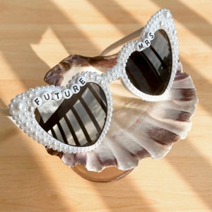 Lunettes de soleil personnalisées mariée coeur strass, future mariée lunettes de soleil, mariée lunettes de soleil perle, accessoires de mariage strass, douche nuptiale image 5