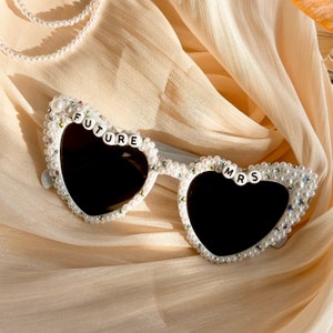 Lunettes de soleil personnalisées mariée coeur strass, future mariée lunettes de soleil, mariée lunettes de soleil perle, accessoires de mariage strass, douche nuptiale image 4