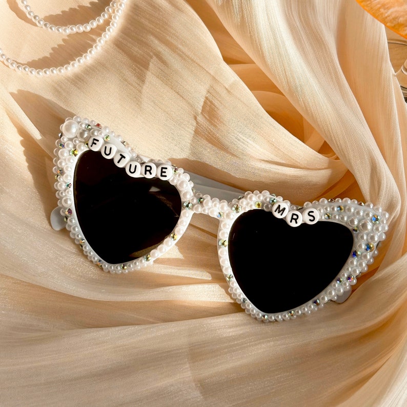 Lunettes de soleil personnalisées mariée coeur strass, future mariée lunettes de soleil, mariée lunettes de soleil perle, accessoires de mariage strass, douche nuptiale image 4