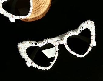 Lunettes de soleil personnalisées mariée coeur strass, future mariée lunettes de soleil, mariée lunettes de soleil perle, cadeaux lunettes de soleil demoiselle d'honneur, douche nuptiale