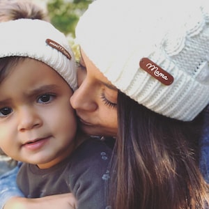 Duo bonnet adulte enfant, maman et bébé, en laine à torsades et pompon fausse fourrure, prénom ou texte personnalisé / LITTLE BEANIE DUO image 1