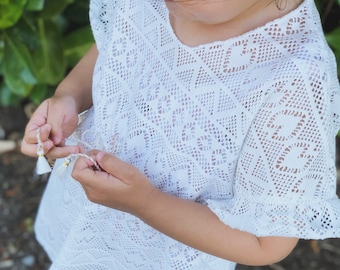 Strand-Tunikakleid mit Spitzeneffekt für Mädchen mit Fledermausärmeln mit gedrehter Krawatte und goldenen Pompons / KLEINES SOMMERKLEID