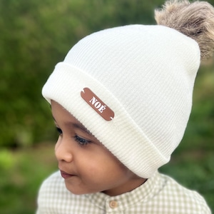 Bommelmütze für Mädchen oder Jungen aus Wolle, personalisierter Vorname, kamelfarbenes Kunstleder / KLEINE BEANIE Bild 1