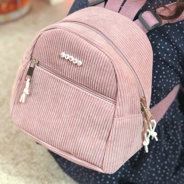 Petit sac à dos zippé pour fille en velours cottelé pour crèche, nounou, maternelle prénom en perles blanc et doré / Little BACKPACK PRETTY