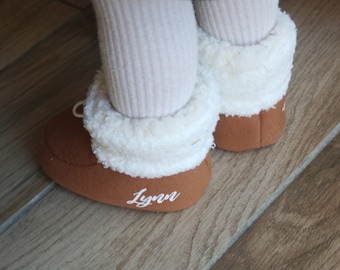 Chaussons bottines chaudes pour bébé camel doublé tissu mouton pour l'hiver avec prenom, texte et motif à personnaliser / LITTLE HUGS