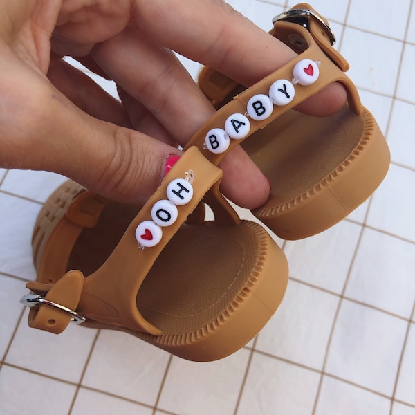 Sandales de plage caoutchouc pour enfants personnalisation prénom perles noir et blanc + coeur personnalisable / LITTLE WATER SHOES love b&w