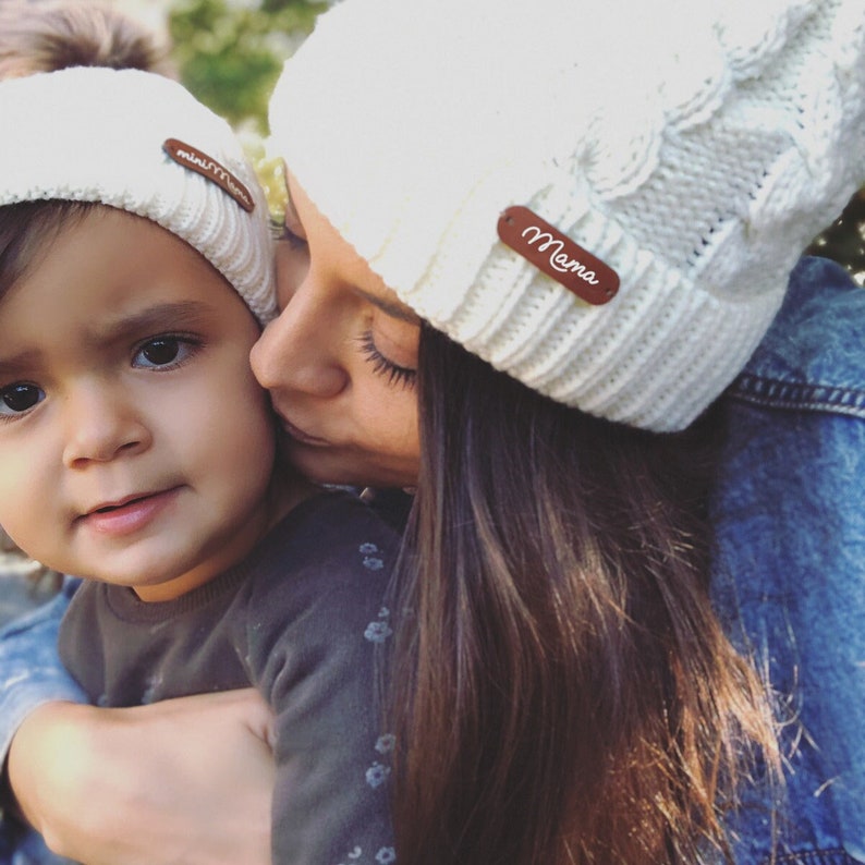 Duo bonnet adulte enfant, maman et bébé, en laine à torsades et pompon fausse fourrure, prénom ou texte personnalisé / LITTLE BEANIE DUO image 1