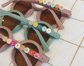 Lunettes de soleil rondes rétro pour enfant à personnaliser avec prénom en perles lettres colorées / LITTLE SUNGLASSES colorful