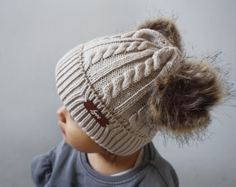 Morbidissimo cappello con doppio pompon in lana trecciata con personalizzazione del nome del bambino in beige, ecru o nero / LITTLE BEANIE DOUBLE