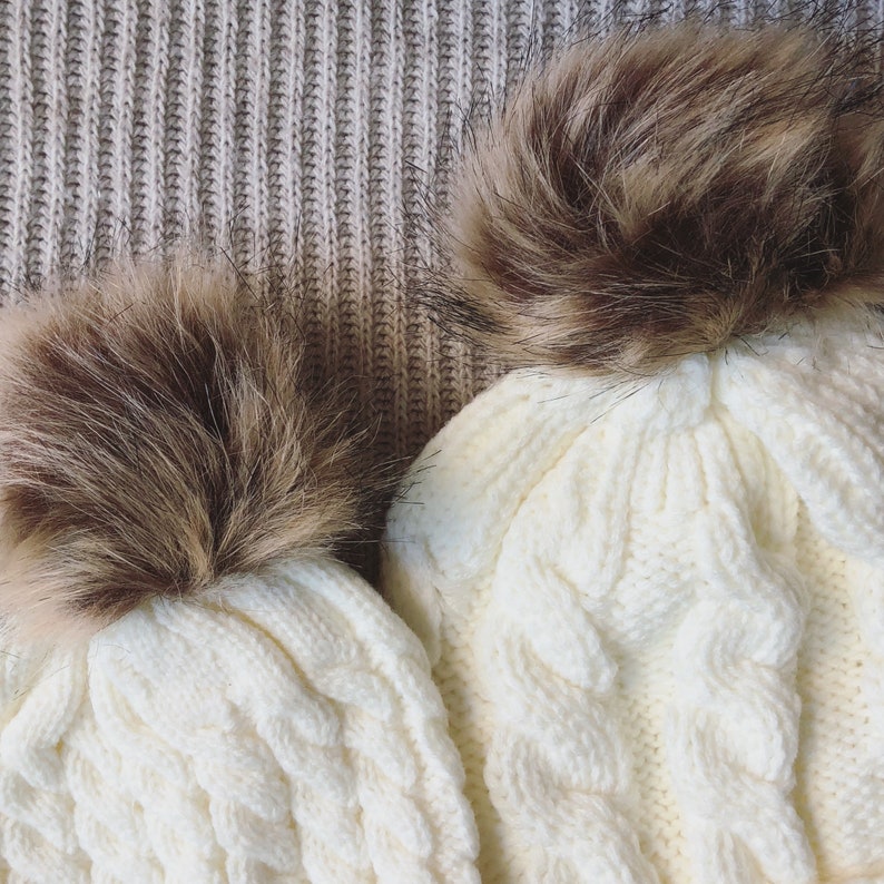 Duo bonnet adulte enfant, maman et bébé, en laine à torsades et pompon fausse fourrure, prénom ou texte personnalisé / LITTLE BEANIE DUO image 6