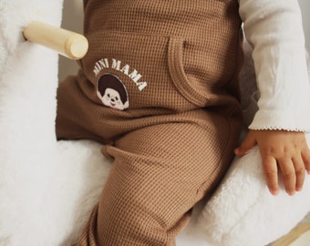 Salopette coton gaufrée éponge marron poche kangourou patch kiki avec prénom personnalisable / LITTLE JUMPSUIT