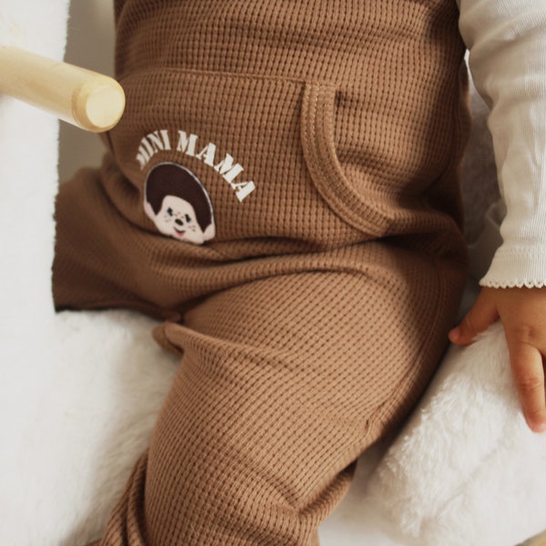 Salopette coton gaufrée éponge marron poche kangourou patch kiki avec prénom personnalisable / LITTLE JUMPSUIT