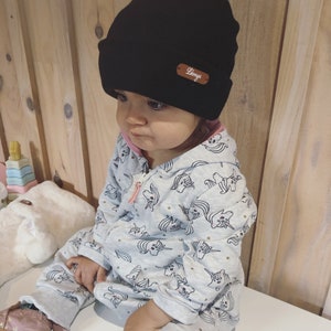 Bommelmütze für Mädchen oder Jungen aus Wolle, personalisierter Vorname, kamelfarbenes Kunstleder / KLEINE BEANIE Bild 2