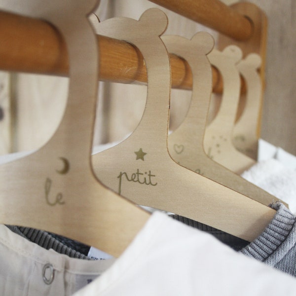 Petit cintre en bois personnalisé pour dressing bébé ou poupée avec prénom et motif au choix / LITTLE DRESSING