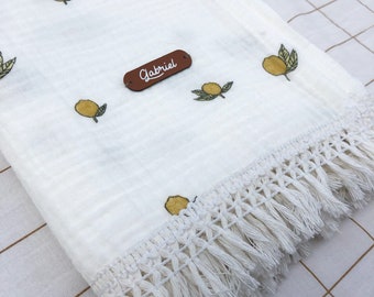 Beach towel in double gauze with fringed lemon patterns, customizable with first name on imitation leather / LITTLE FOUTA LEMONS