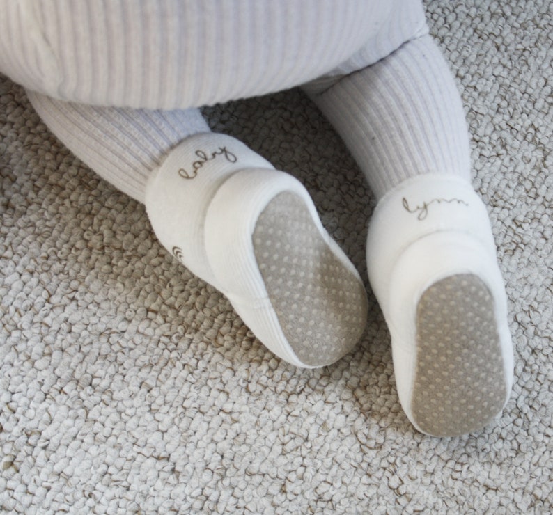 Bottines chaussons d'hiver pour fille et garçon blanc prénom or personnalisable, fermeture scratch doublé fausse fourrure / LITTLE BOOTS image 5