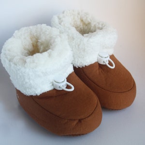 Warm camel baby booties lined with sheepskin fabric for winter with first name, text and pattern to personalize / LITTLE HUGS image 2