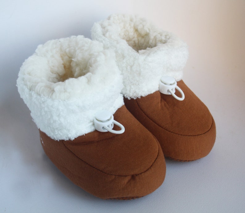 Warm camel baby booties lined with sheepskin fabric for winter with first name, text and pattern to personalize / LITTLE HUGS image 2