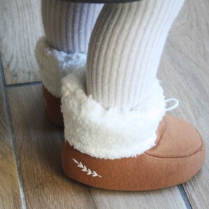 Warm camel baby booties lined with sheepskin fabric for winter with first name, text and pattern to personalize / LITTLE HUGS image 9