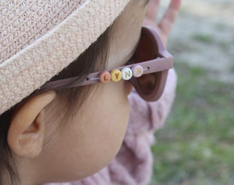 Lunettes de soleil rondes rétro pour enfant à personnaliser avec prénom en perles lettres colorées / LITTLE SUNGLASSES colorful