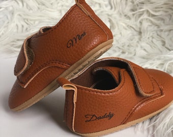 Chaussures premiers pas, chaussons semelles rigides en simili cuir camel pour bébé, fermeture velcro et prénom personnalisé / LITTLE SHOES