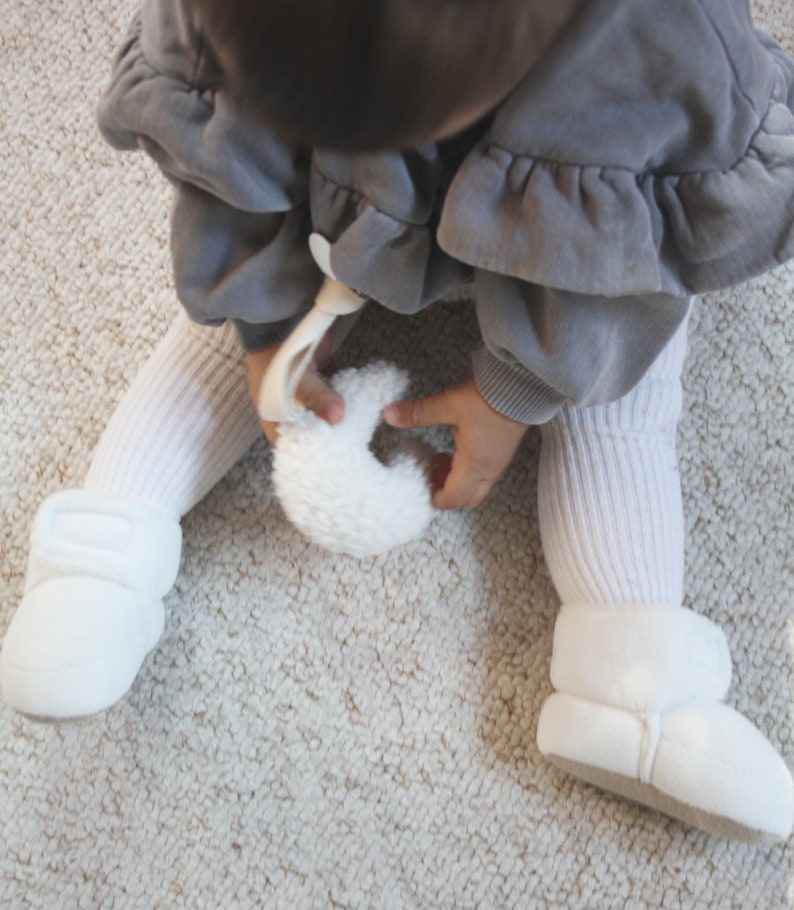 Bottines chaussons d'hiver pour fille et garçon blanc prénom or personnalisable, fermeture scratch doublé fausse fourrure / LITTLE BOOTS image 7