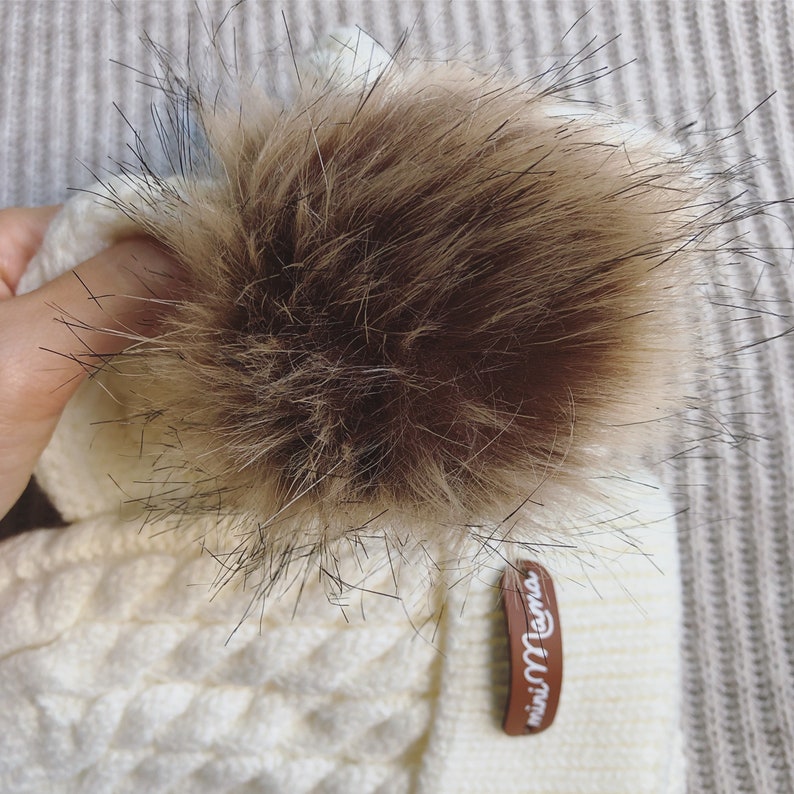 Duo bonnet adulte enfant, maman et bébé, en laine à torsades et pompon fausse fourrure, prénom ou texte personnalisé / LITTLE BEANIE DUO image 7