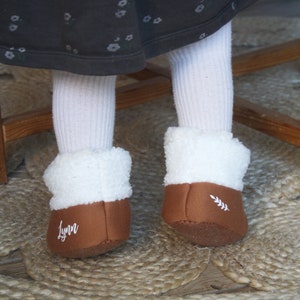 Warm camel baby booties lined with sheepskin fabric for winter with first name, text and pattern to personalize / LITTLE HUGS image 7