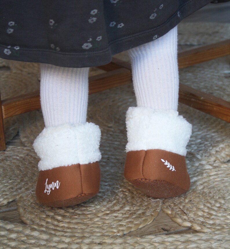 Warm camel baby booties lined with sheepskin fabric for winter with first name, text and pattern to personalize / LITTLE HUGS image 7