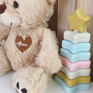 Kuscheliger Teddybär zur Geburt oder zu Weihnachten mit handgenähtem Spielzeugherz und Personalisierung des Vornamens des Babys / KLEINER TEDDYBÄR Bild 5