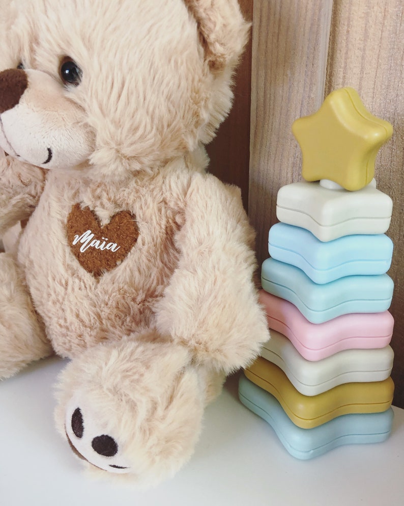 Kuscheliger Teddybär zur Geburt oder zu Weihnachten mit handgenähtem Spielzeugherz und Personalisierung des Vornamens des Babys / KLEINER TEDDYBÄR Bild 5