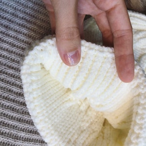 Duo bonnet adulte enfant, maman et bébé, en laine à torsades et pompon fausse fourrure, prénom ou texte personnalisé / LITTLE BEANIE DUO image 9