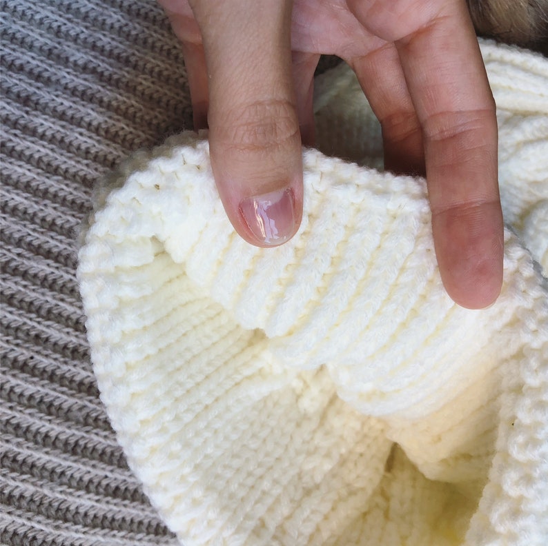 Duo cappello adulto bambino, mamma e bebè, in lana trecciata e pompon in pelliccia sintetica, nome o testo personalizzato / LITTLE BEANIE DUO immagine 9