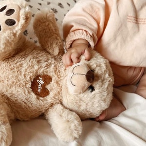 Kuscheliger Teddybär zur Geburt oder zu Weihnachten mit handgenähtem Spielzeugherz und Personalisierung des Vornamens des Babys / KLEINER TEDDYBÄR Bild 4